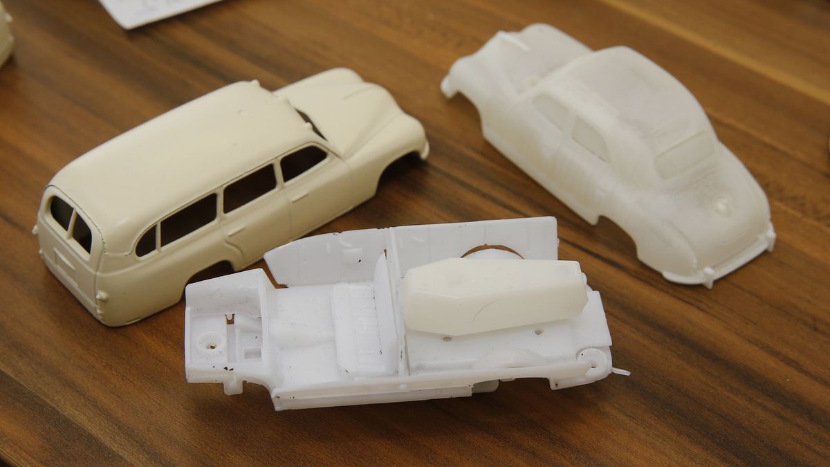 Zinkovému modelu auta předchází plastová forma, která se tiskne na 3D tiskárně.