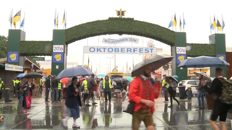 BEZ KOMENTÁŘE: Letošní Oktoberfest přivítal za zvýšených bezpečnostních první návštěvníky