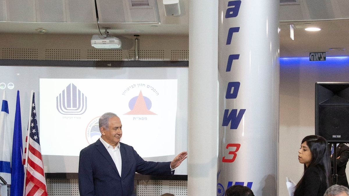 Izraelský premiér Benjamin Netanjahu u antirakety Arrow 3