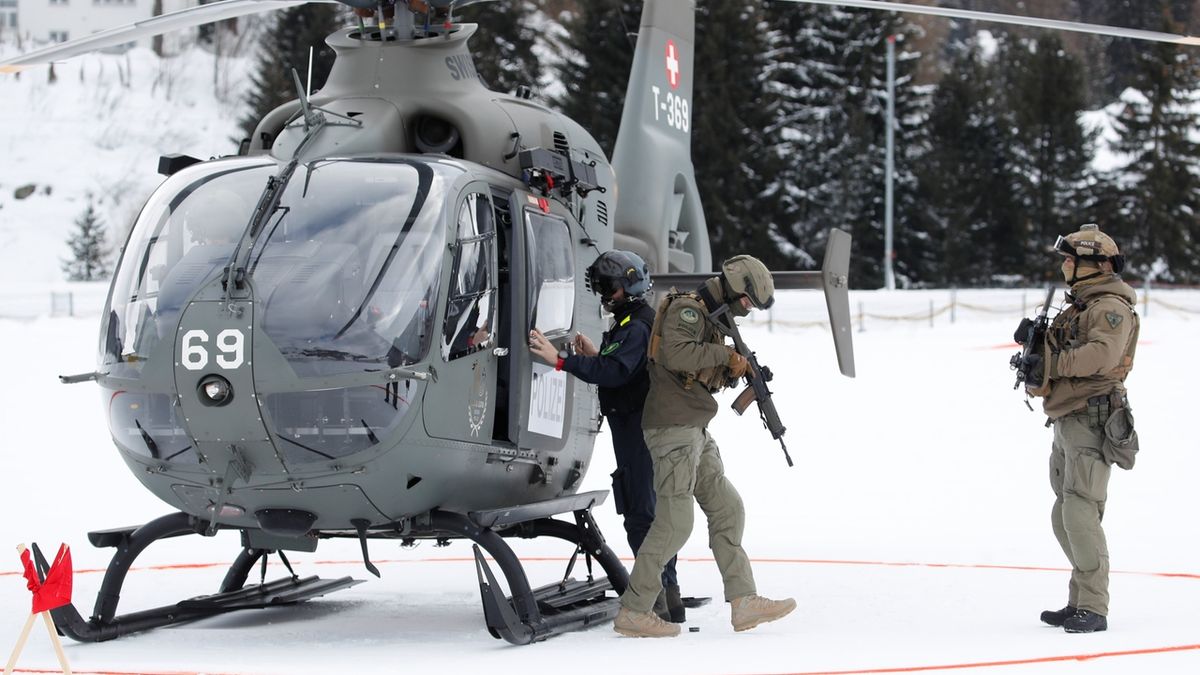 Policejní helikoptéra v Davosu