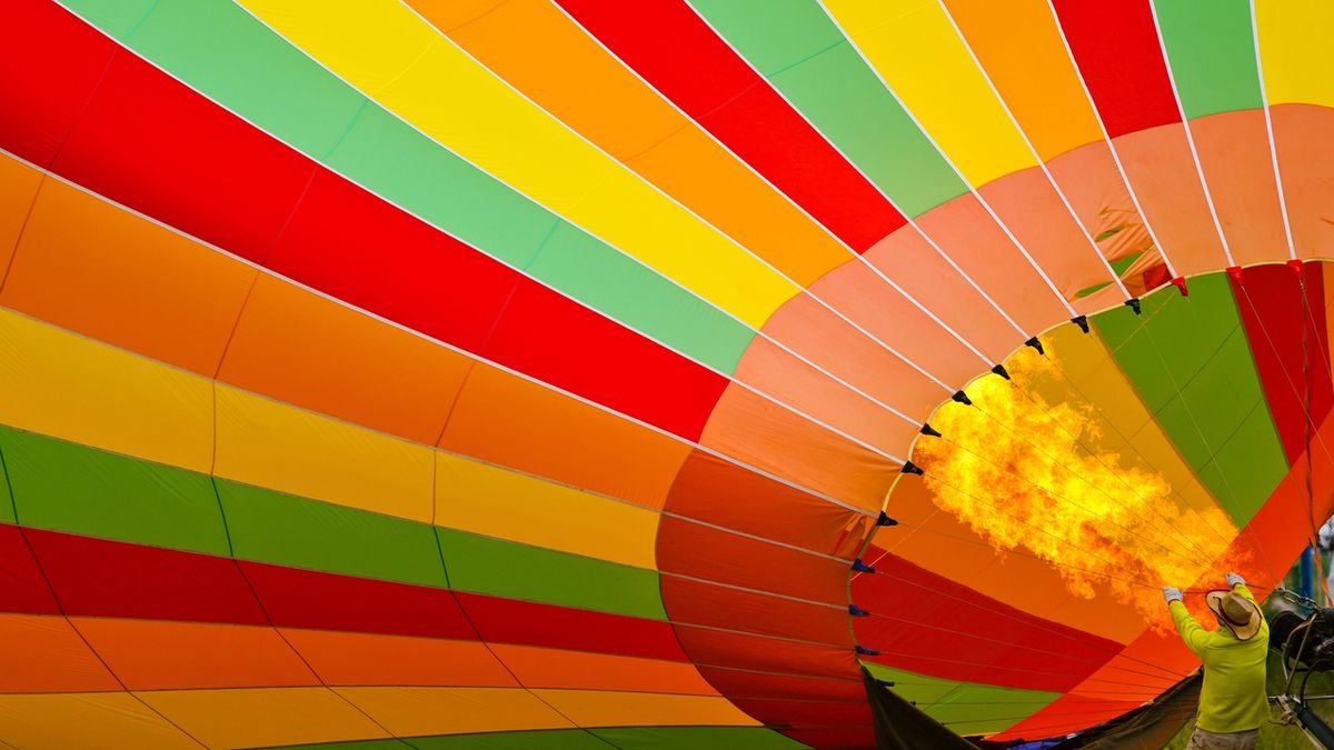 Takhle působivě vypadá nafukování horkovzdušného balonu, oblíbené turistické atrakce u čínského jezera Čching-chaj.