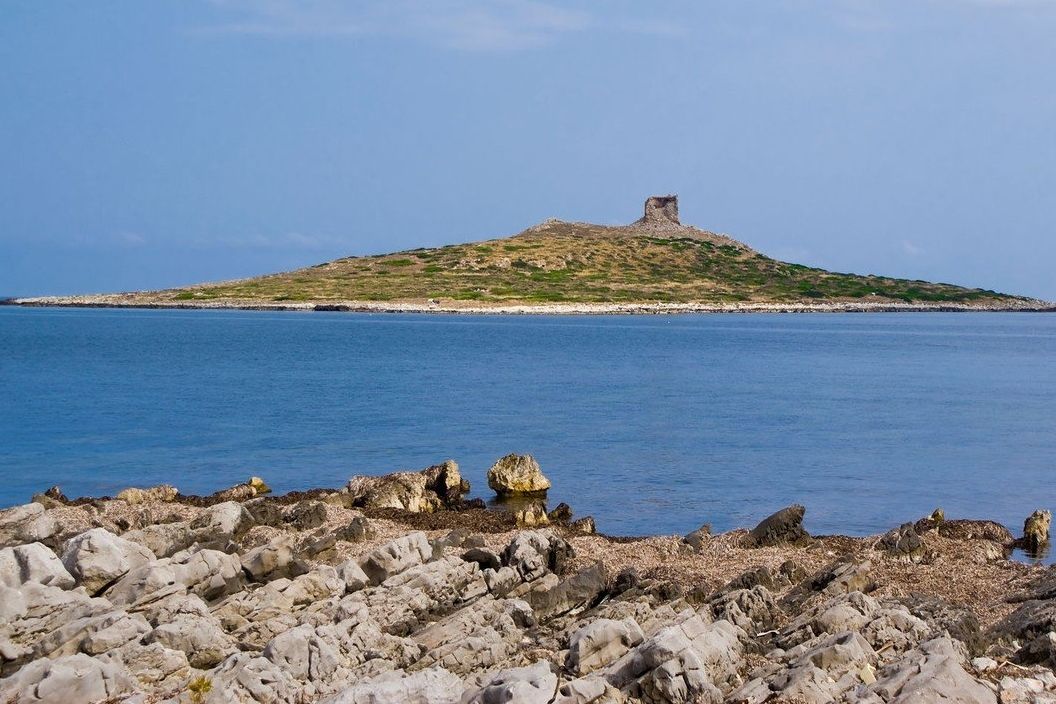 Jedinou stavbou na ostrově je strážní věž.