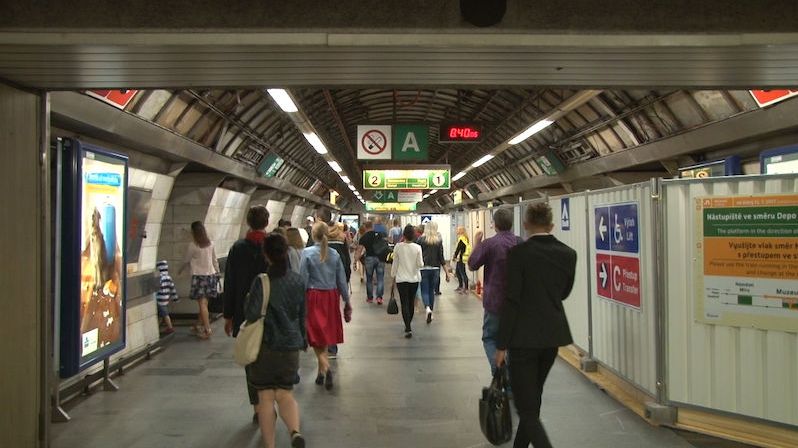 Uzavřená polovina nástupiště ve stanici metra Muzeum na trase A při loňské opravě