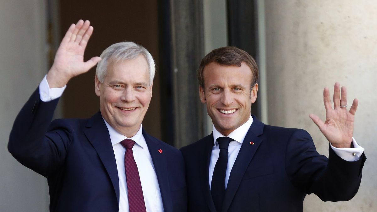 Finský premiér Antti Rinne a francouzský prezident Emmanuel Macron (vpravo) 