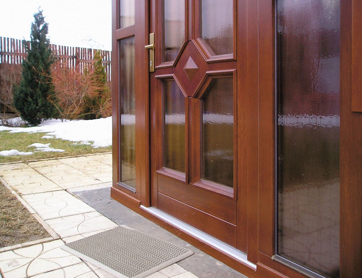 Dřevěné vchodové dveře mohou být designově zajímavé, vyznačují se tvarovou stabilitou a pevností. Jsou opatřeny standardně tříbodovým bezpečnostním zámkem a zafrézovanými závěsy.