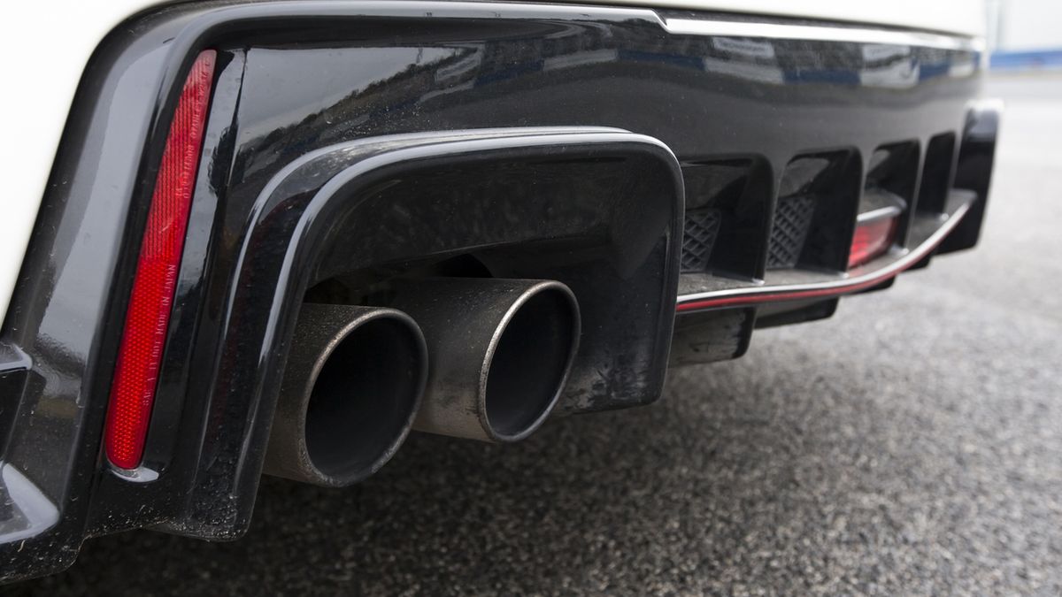 Boj proti naftovým motorům se má rozrůst na boj proti autům s výfuky 