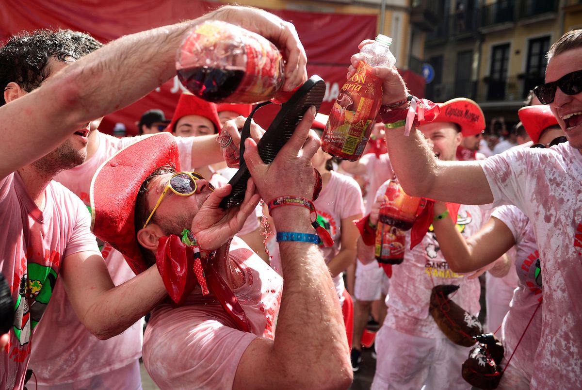 Festival doprovází bouřlivé oslavy, kde víno teče proudem.