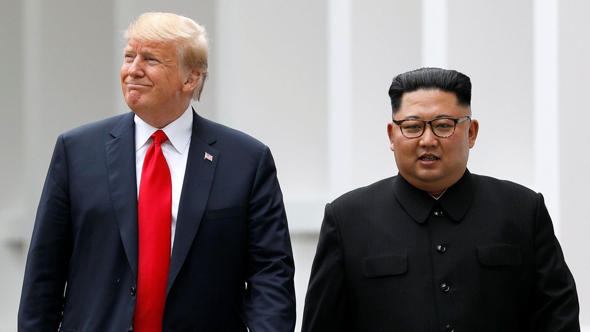 Americký prezident Donald Trump a severokorejský vůdce Kim Čong-un po společném obědě během historického setkání obou lídrů.