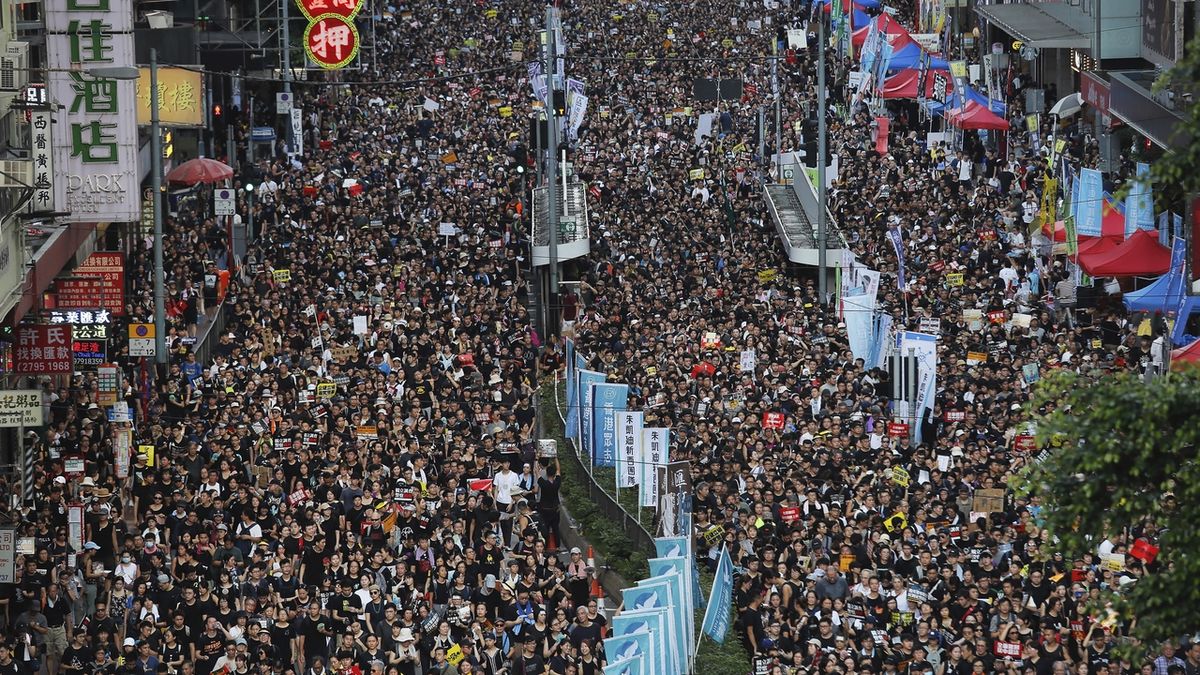 V ulicích Hongkongu protestovalo kolem 190 tisíc lidí. 