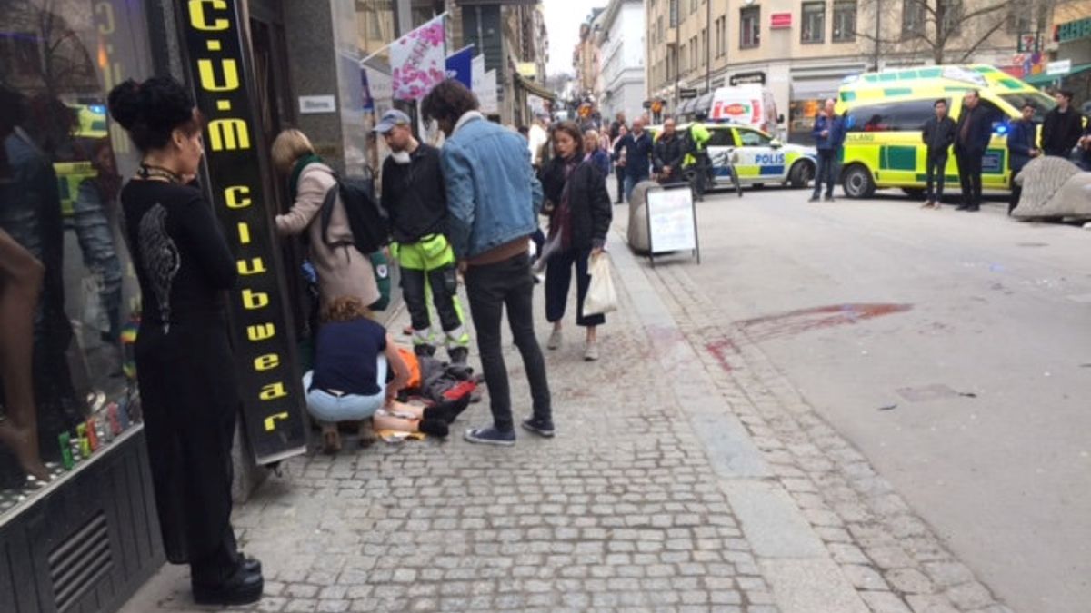 Po útoku nákladním vozem zůstali v centru Stockholmu mrtví a zranění.
