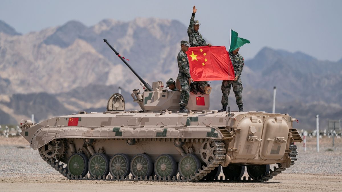 Čínští vojáci na obrněnci během Suvorovovy soutěže na Mezinárodních vojenských hrách v Korle v provincii Sin-ťiang 