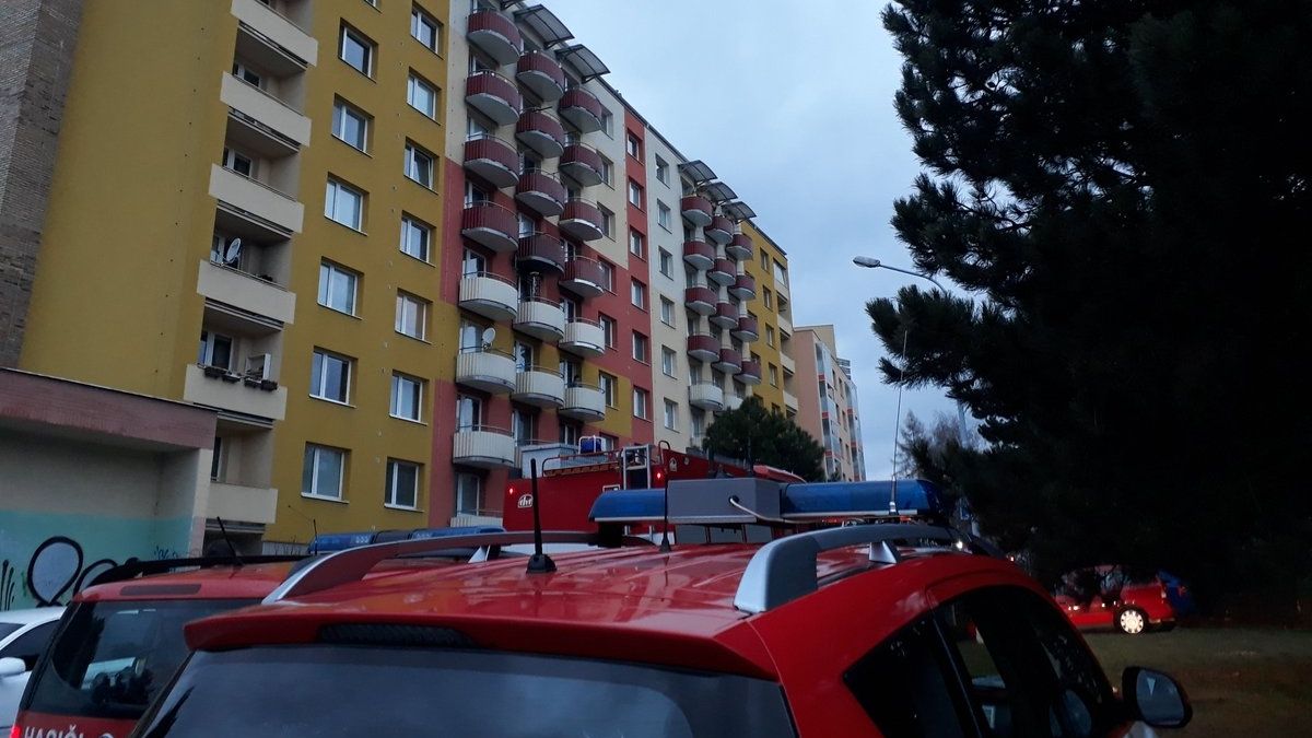 Hasiči zasahují při požáru bytu v Brně Bystrci