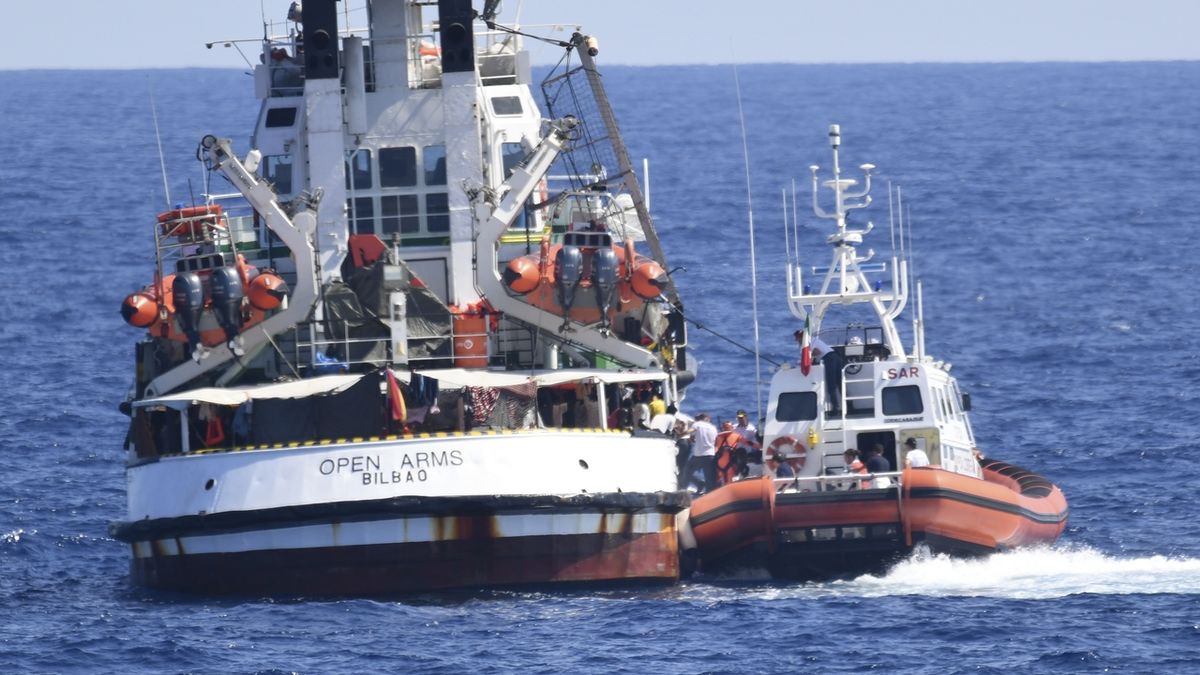 Člun italské pobřežní stráže u lodě Open Arms poblíž sicilského ostrova Lampedusa