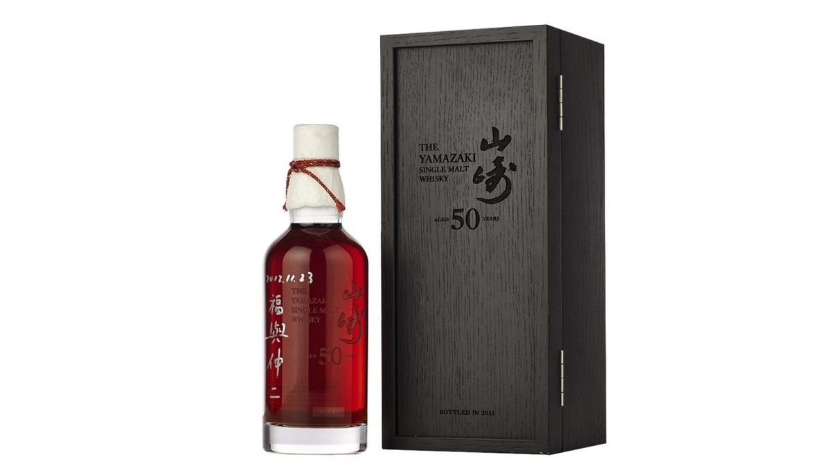 Dražená lahev 50leté whisky Yamazaki.
