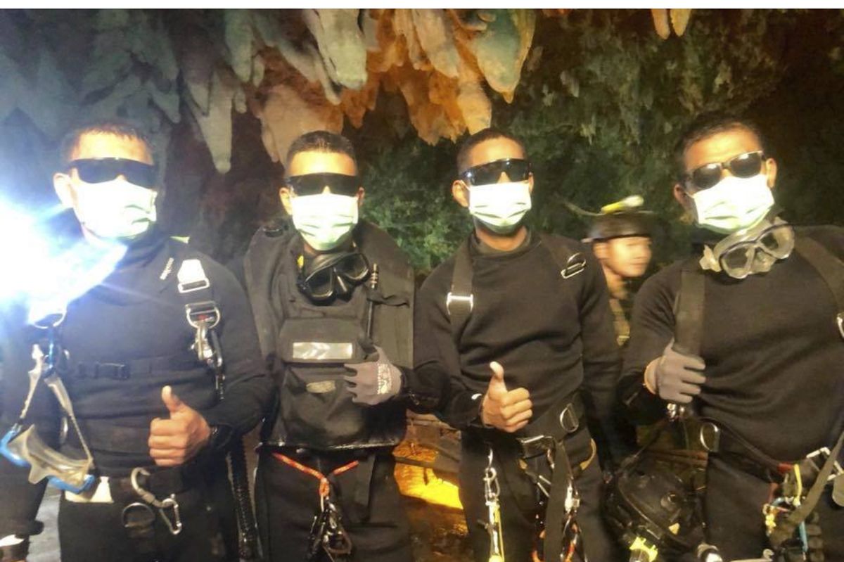 Tým potápěčů thajského královského námořnictva po skončené akci v jeskynním komplexu 