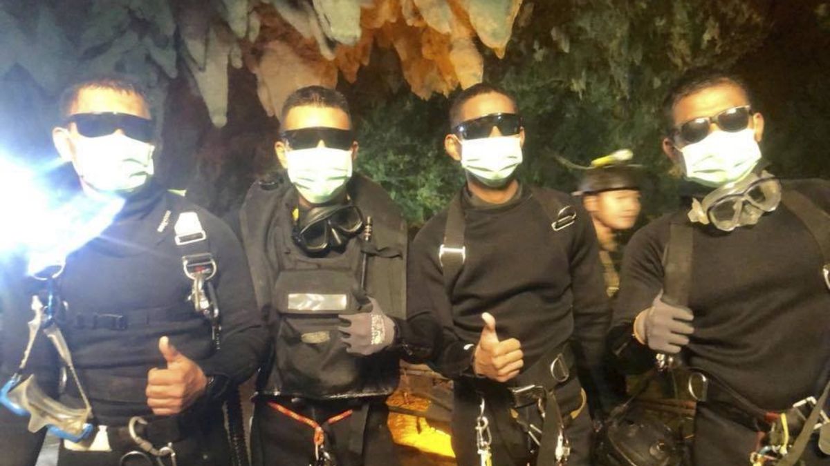 Tým potápěčů thajského královského námořnictva po skončené akci v jeskynním komplexu. 