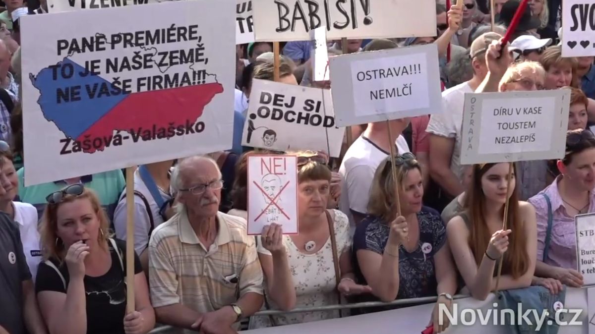 Demonstrace proti Andreji Babišovi a Marii Benešové na pražském Václavském náměstí 4. června 2019.