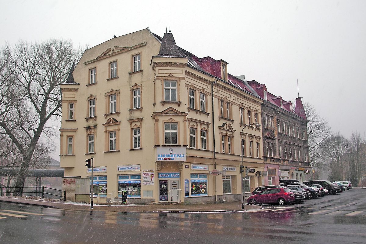 V této budově v Sokolově cestovní kancelář Kala Tours sídlila.