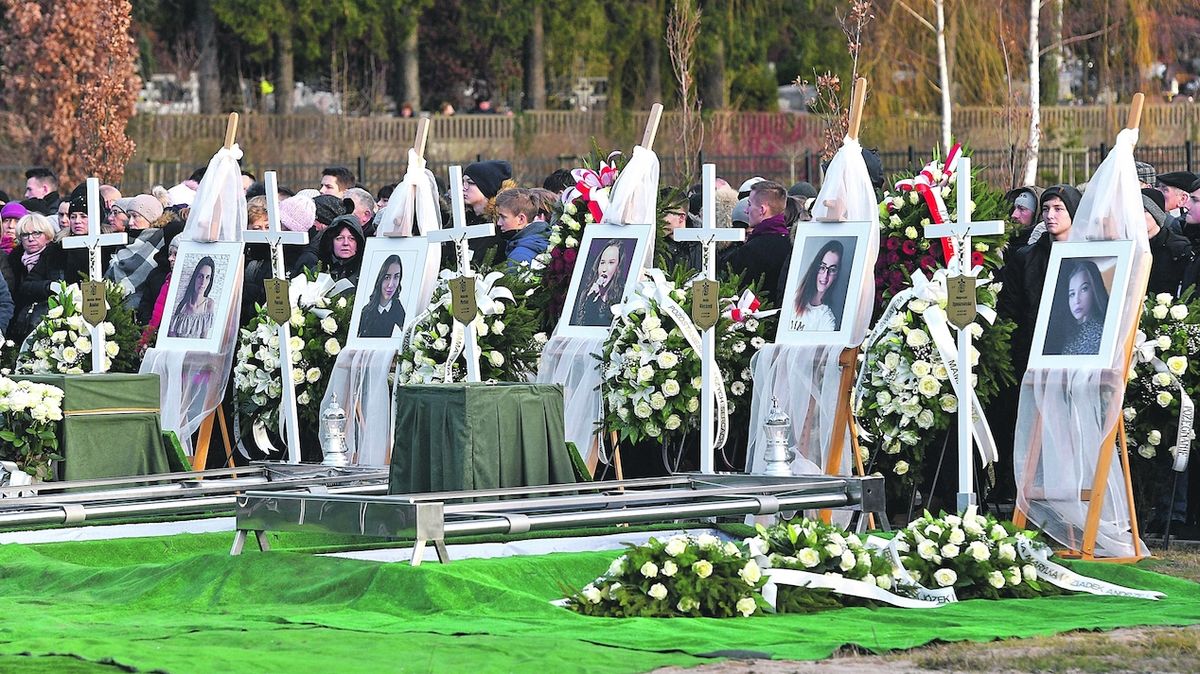 Pohřeb pěti dívek, které se minulý týden udusily kouřem v polské, Koszalinu.