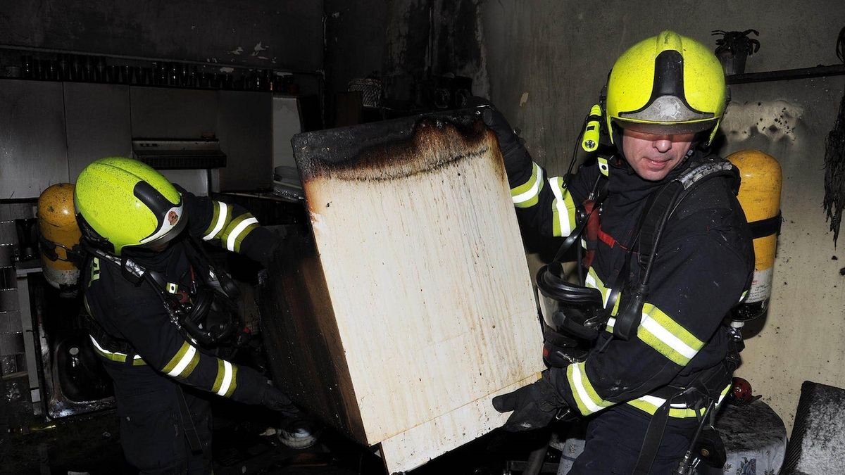 Požár vypukl v kuchyni jednoho z bytů v Jeseniově ulici v Praze