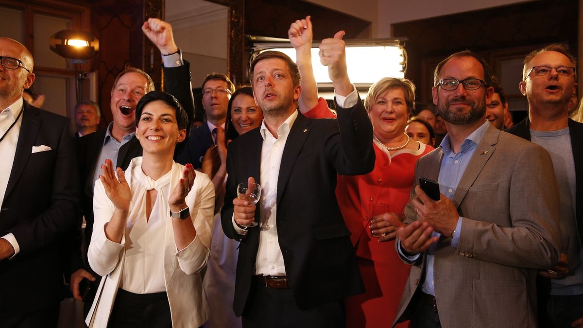 Minulost? V květnu oslavovali zástupci TOP 09 a STAN úspěch jejich společné kandidátky do evropských voleb. Do krajských voleb se ale Starostům nyní dohromady nechce.