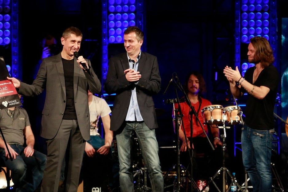 Andrej Babiš (úplně vlevo) a Richard Krajčo (vpravo) na pódiu
