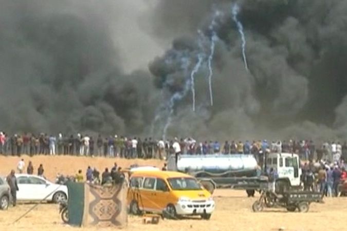 BEZ KOMENTÁŘE: Palestinci zapalují v pásmu Gazy u hranic s Izraelem pneumatiky