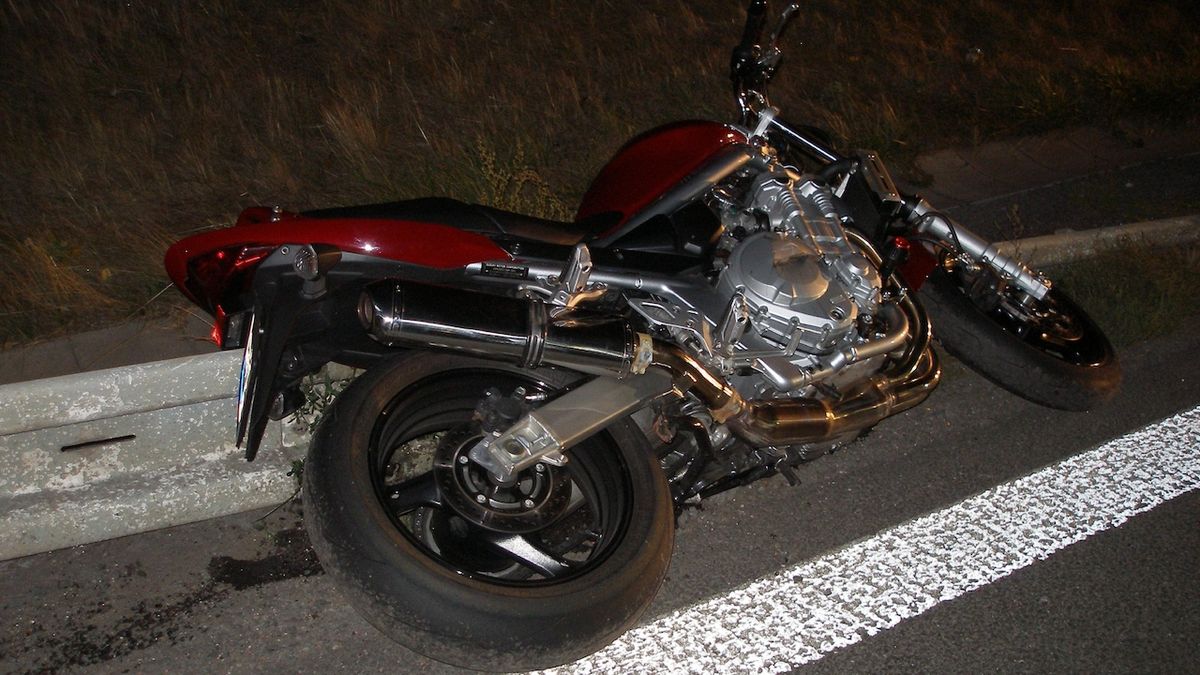 Tragická nehoda motorkáře a chodce na Královéhradecku
