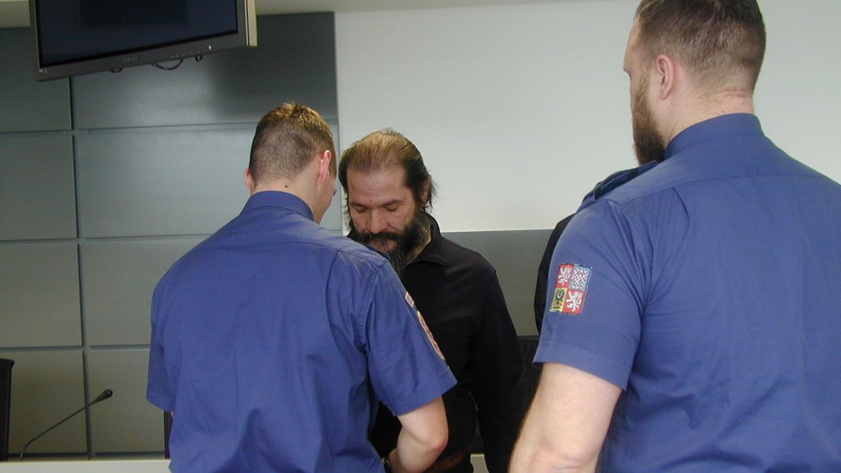 Michala Karase poslal v úterý Krajský dosud v Olomouci na 16 let do vězení.