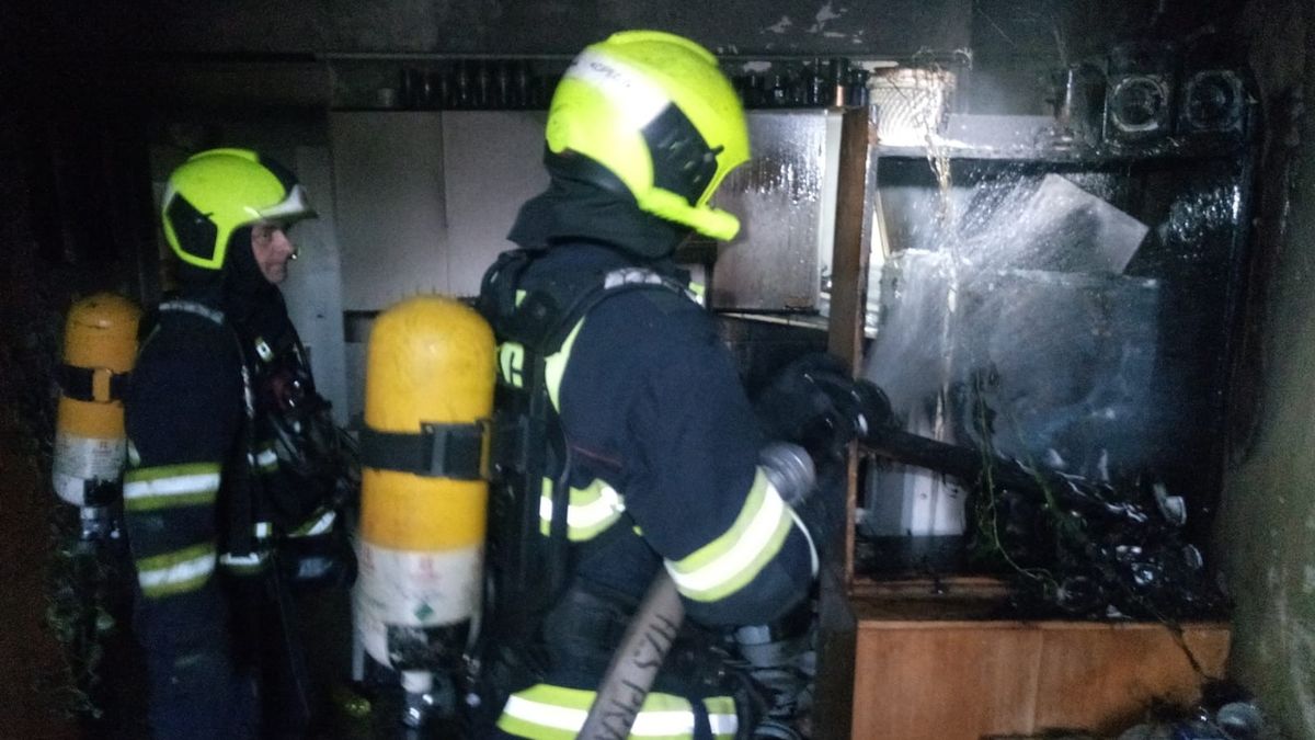 Hasiči likvidují požár v kuchyni bytu v Jeseniově ulici.