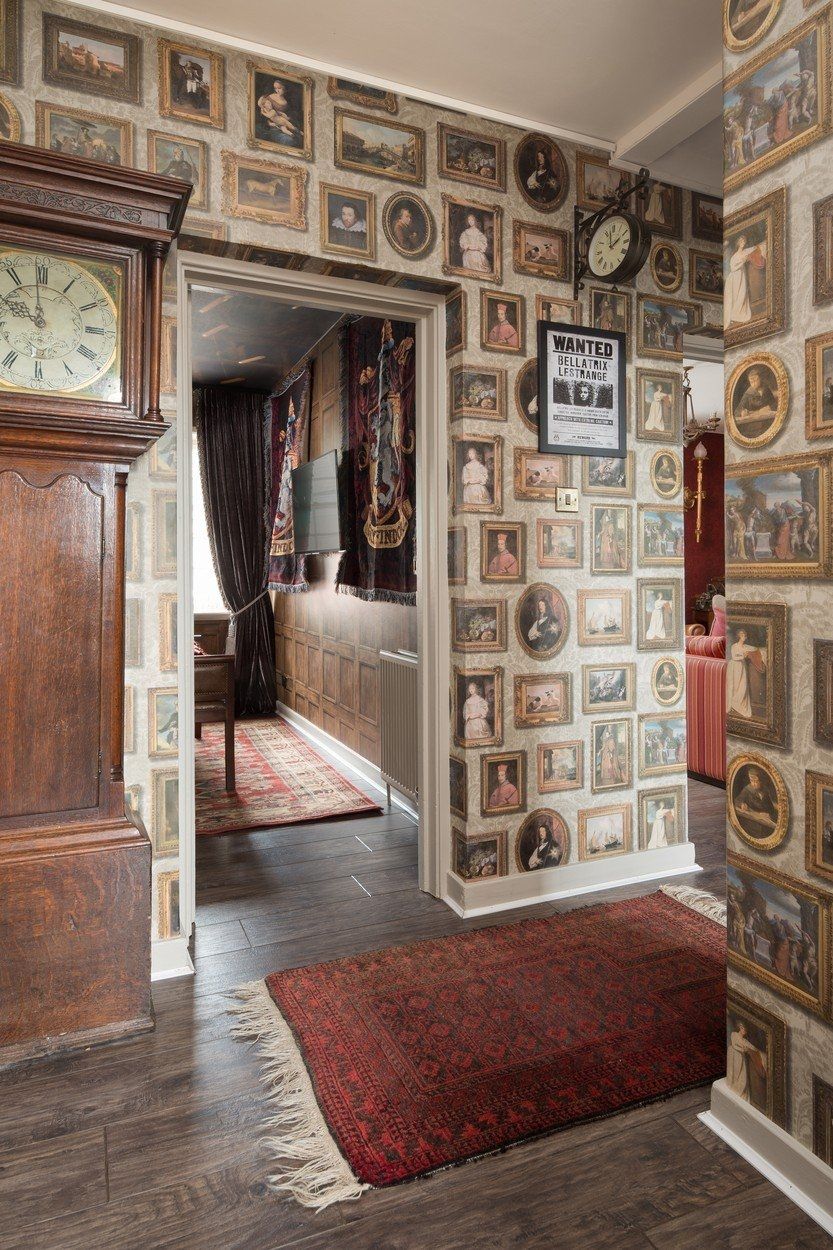 Stěny v chodbě jsou pokryté tapetami s imitací spousty obrazů. Představují tak stěny v bradavickém hradě, kde jsou také desítky obrazů.