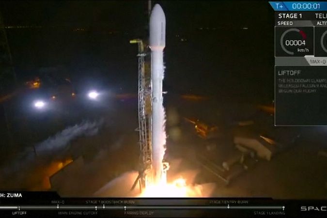 BEZ KOMENTÁŘE: Start rakety Falcon 9 s tajným nákladem