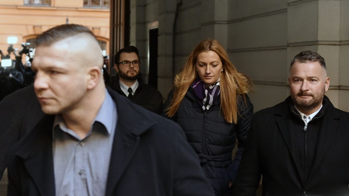 Petra Kvitová odchází od soudu.