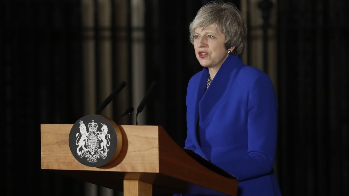 Britská premiérka Theresa Mayová při nočním vystoupení