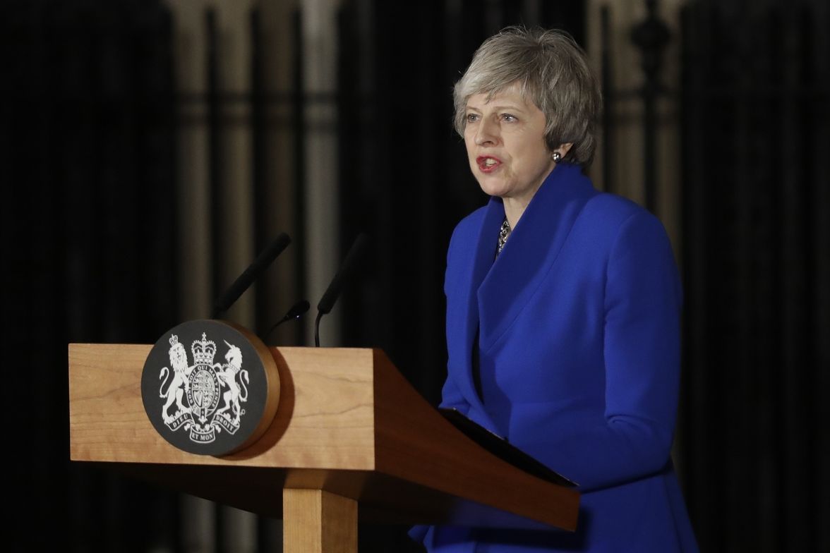 Britská premiérka Theresa Mayová při nočním vystoupení