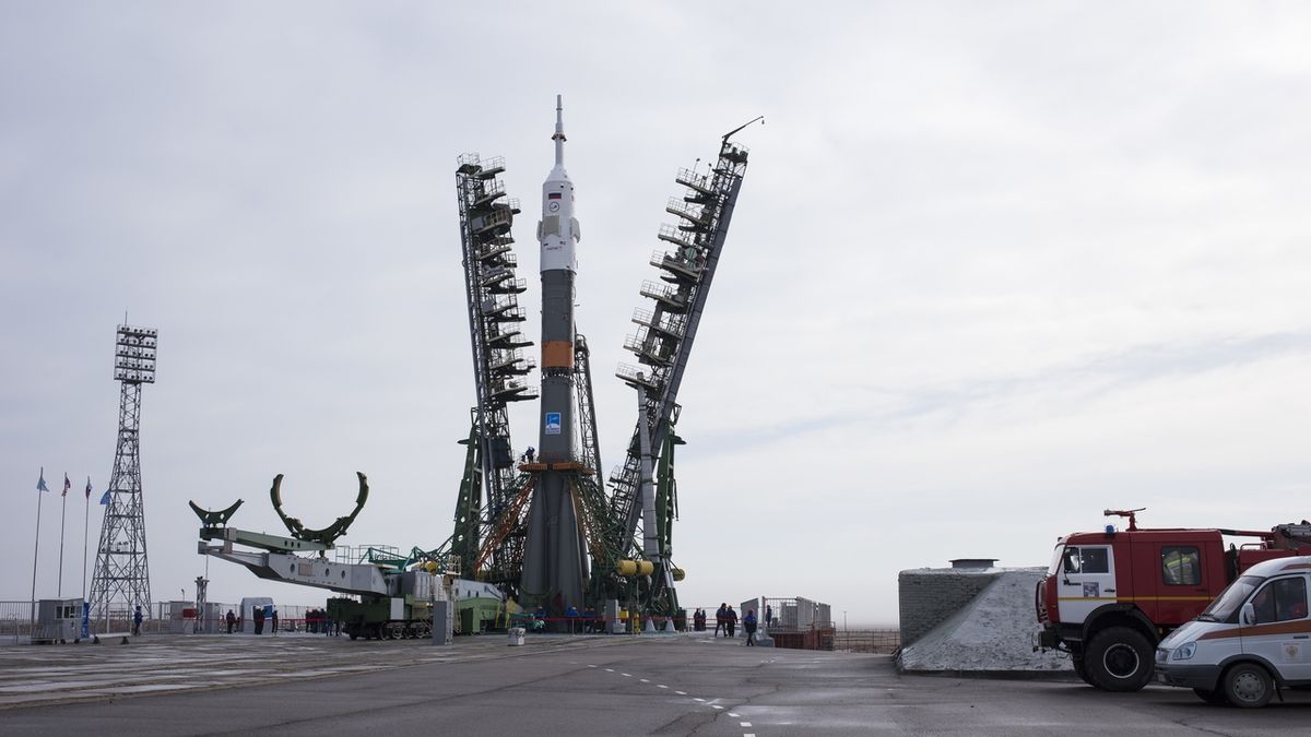 Raketa sojuz na startovací rampě na kosmodromu Bajkonur 