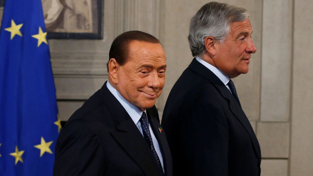 Expremiér Silvio Berlusconi (vlevo) v doprovodu spolustraníka z Forza Italia Antonia Tajaniho. Ilustrační snímek