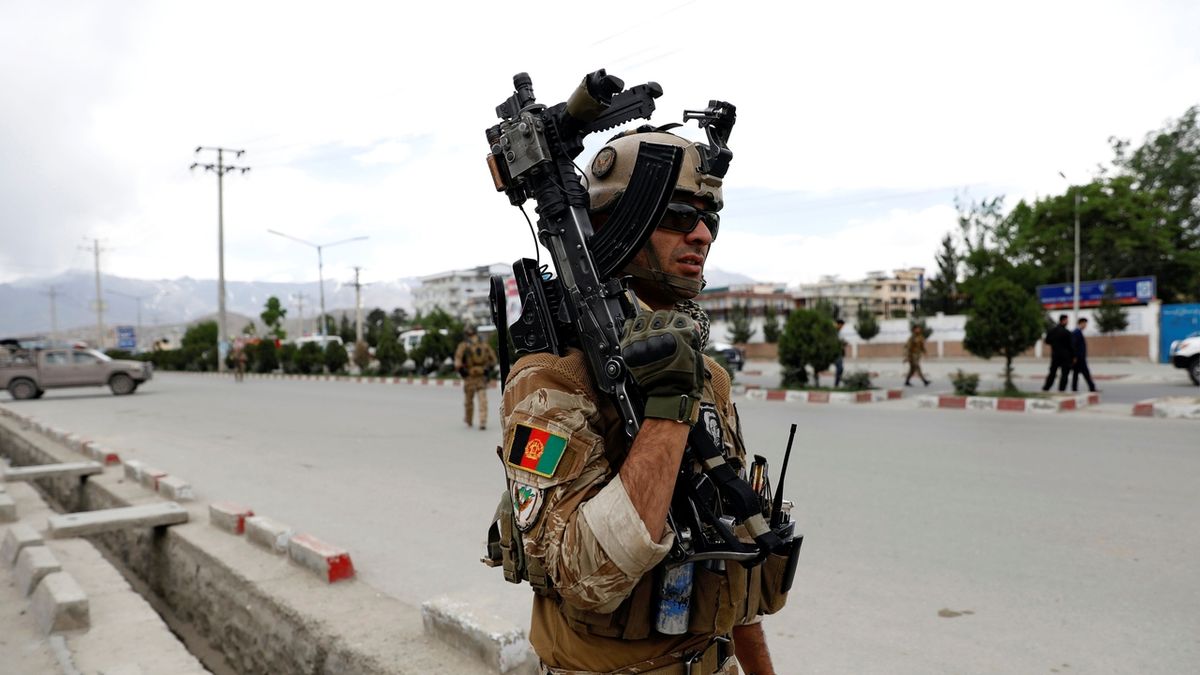 Afghánští vojáci na místě atentátu v Kábulu