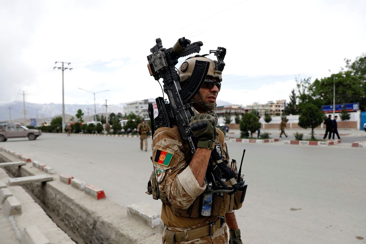 Afghánští vojáci na místě atentátu v Kábulu
