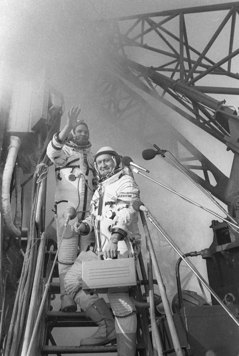 Alexej Gubarev a Vladimír Remek (vpravo) nastupují do Sojuzu-28
