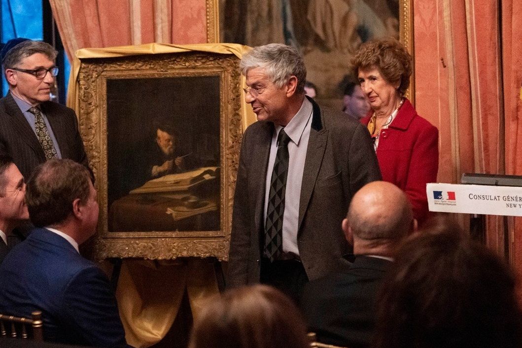Dědicové francouzského židovského sběratele Adolpha Schlosse dostali zpět obraz nazvaný Učenec ostřící brk ukradený nacisty. 