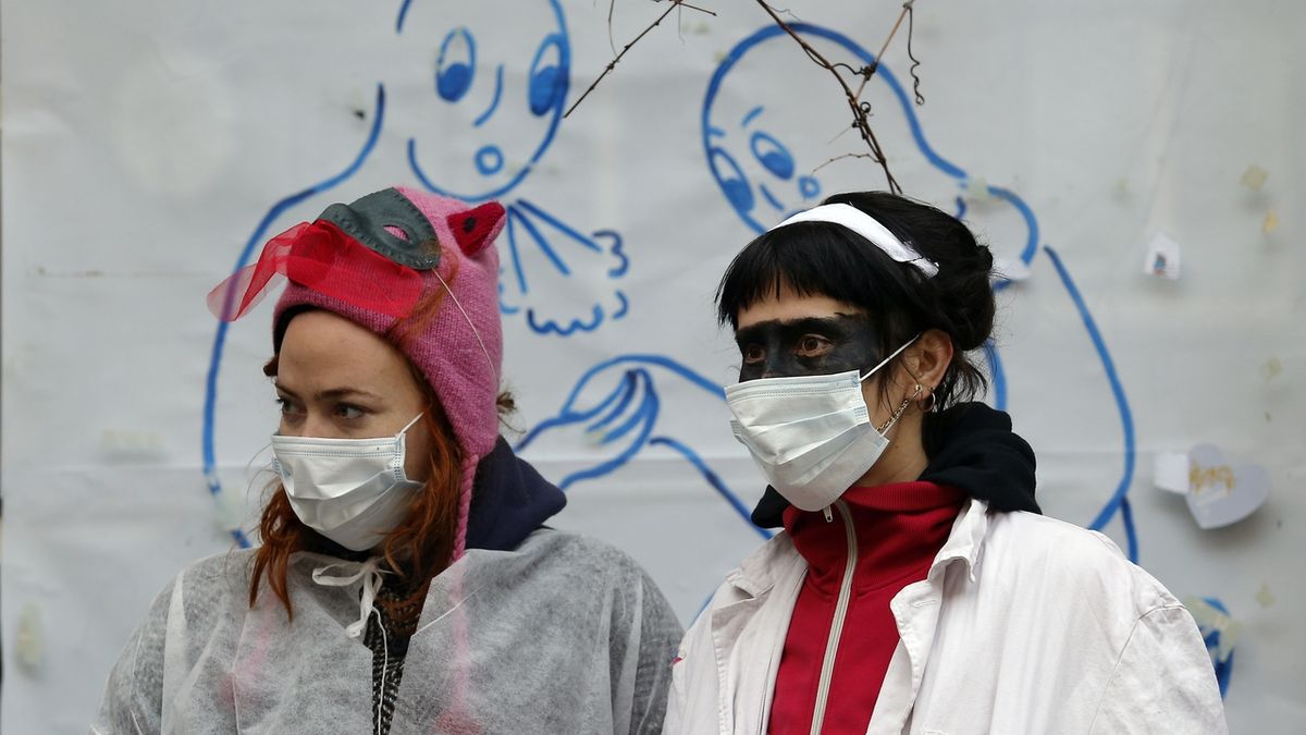 Aktivistky protestující proti vyklízení Autonomního centra Klinika