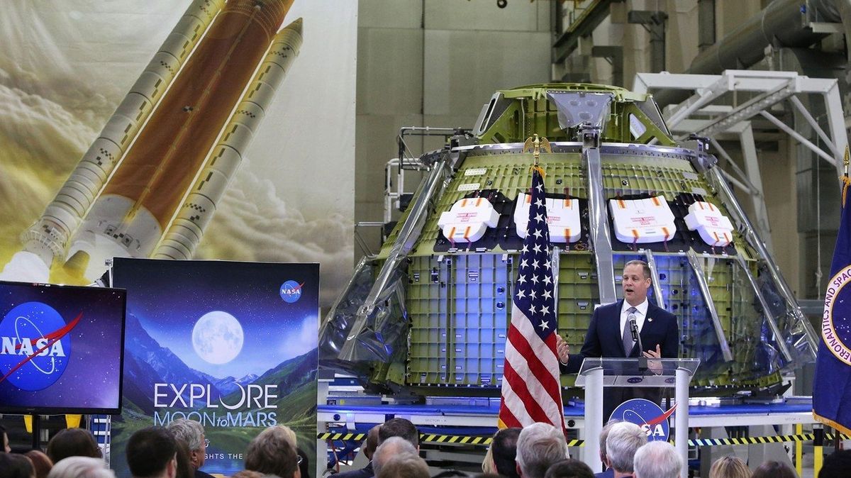 Šéf NASA Jim Bridenstine při březnovém představování plánů návratu astronautů na Měsíc