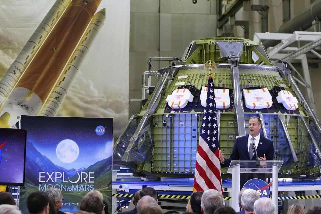 Šéf NASA Jim Bridenstine při březnovém představování plánů návratu astronautů na Měsíc. Ilustrační foto