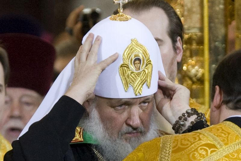 Nový patriarcha ruské ortodoxní církve Kirill během slavnostního ceremoniálu.