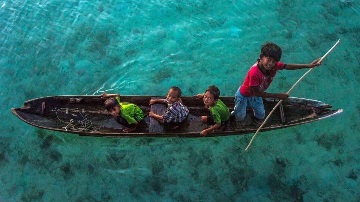 Děti etnika Bajau se učí rybařit už od útlého věku. 