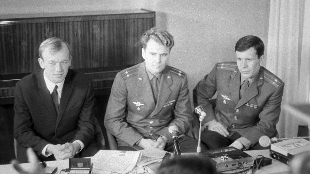 Zleva Alexej Jelisejev, Vladimir Šatalov a Jevgenij Chrunov během tiskové konference z 19. ledna 1969