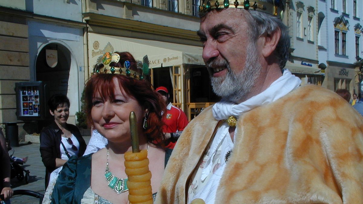 Král Tvarůžek II. z Loštického tvarůžkového království dorazil do Olomouce s manželkou.