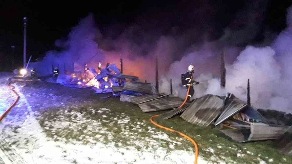 Požár zemědělského stavení na Třebíčsku nepřežily tisíce kachen