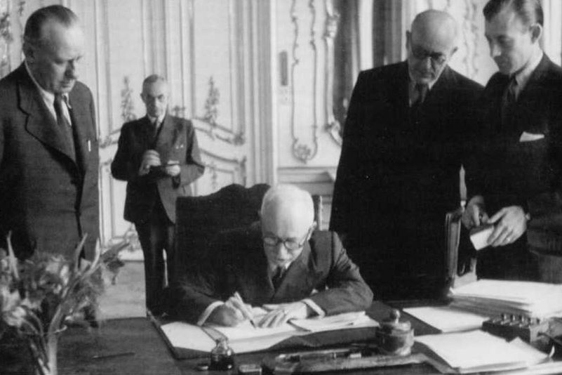 Prezident Edvard Beneš podepisuje 3. srpna 1945 dekret Národního shromáždění č. 33 o zbavení československých Němců a Maďarů státního občanství, který posloužil jako právní podklad pro jejich odsun.